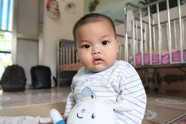 Hình ảnh mới nhất về bé trai 7 tháng bị mẹ bỏ rơi, được nữ cảnh sát cho bú - Ảnh 7.