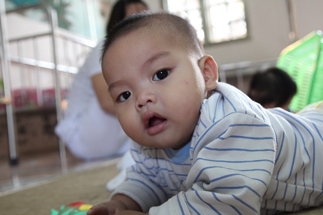 Hình ảnh mới nhất về bé trai 7 tháng bị mẹ bỏ rơi, được nữ cảnh sát cho bú - Ảnh 14.