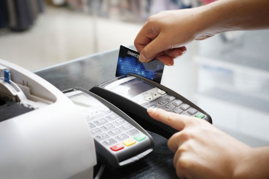 Có một nghịch lý, thẻ tín dụng mở nhiều nhưng thực tế việc thanh toán không dùng tiền mặt ở Việt Nam vẫn ở con số khiêm tốn. Ảnh: P.V