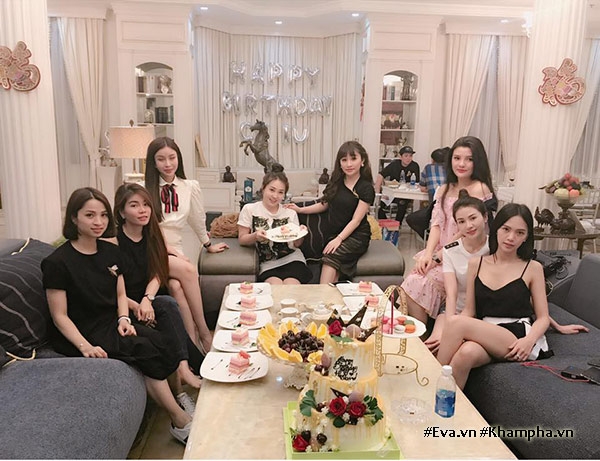 sai gon co 8 nang hot mom, ai cung 