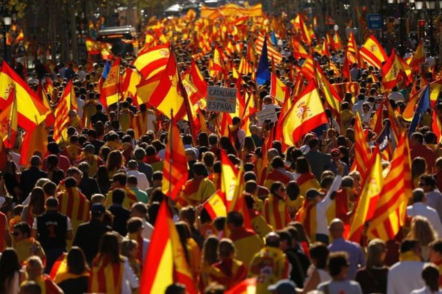 Biểu tình phản đối Catalonia ly khai khỏi Tây Ban Nha (Ảnh: Reuters)