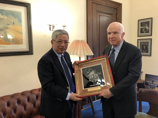 Thượng tướng Nguyễn Chí Vịnh gặp ông John McCain tại Hoa Kỳ - Ảnh 1.
