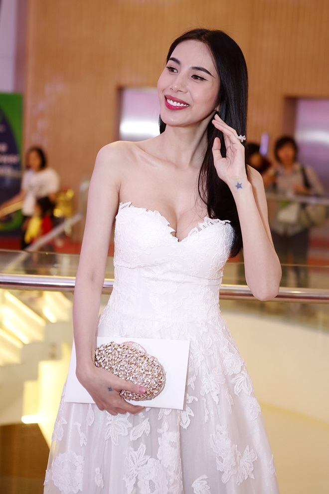Thủy Tiên gây thót tim với váy quây trễ nải như sắp tụt - 3