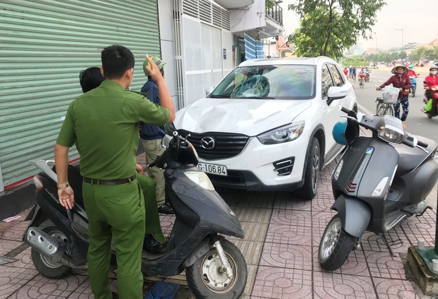Người điều khiển chiếc Mazda CX5 sau khi gây tai nạn đã bỏ chạy gần 1km và bị người dân chặn bắt.