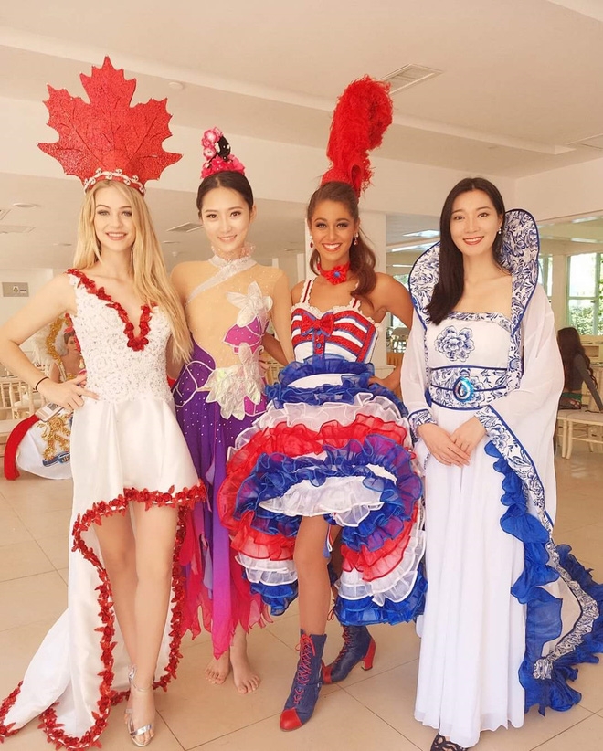 Đỗ Mỹ Linh diện áo tứ thân, đội nón quai thao tự tin trình diễn bài múa dân tộc tại Miss World 2017