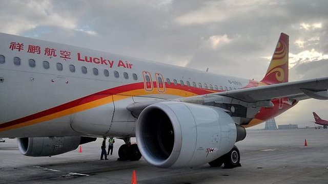 Máy bay hãng Lucky Air đậu trên đường băng (Ảnh: Wiki Commons)