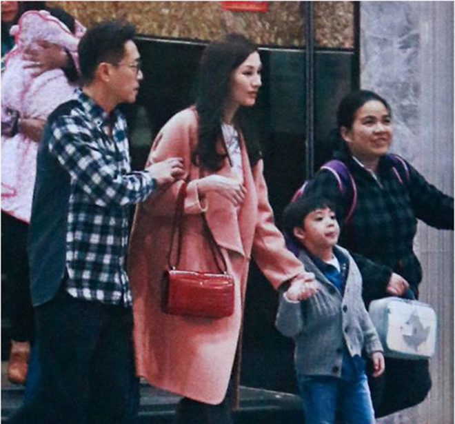 nguoi dep cbiz lam vo ty phu: cu ngoan la se co qua! - 15