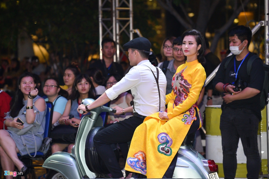 NSUT Thanh Loc, Thanh Ha sai buoc tren san dien thoi trang hinh anh 4