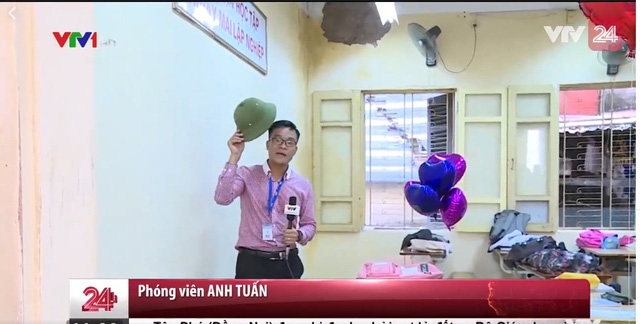 Ngay trên đầu phóng viên là mảng tường vừa rơi vỡ (Ảnh cắt từ clip)