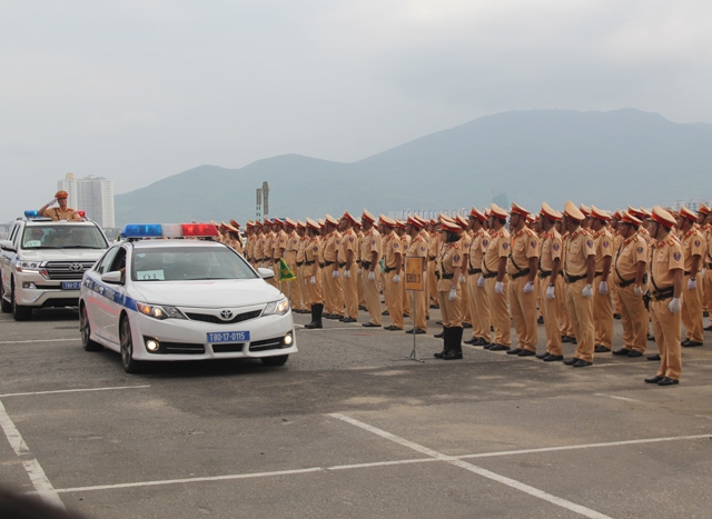 da nang cam duong dip apec, nguoi dan di lai the nao? hinh anh 2