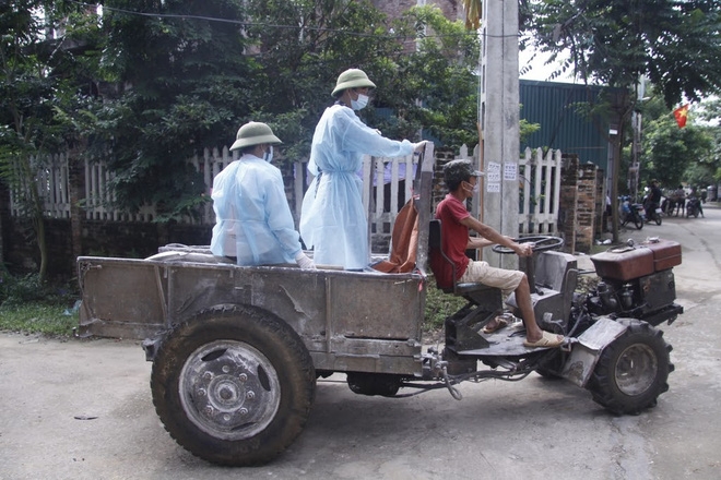 Hà Nội: 10 ngày sau lũ, người dân Tân Tiến rắc vôi bột trắng đường phòng bệnh dịch - Ảnh 7.