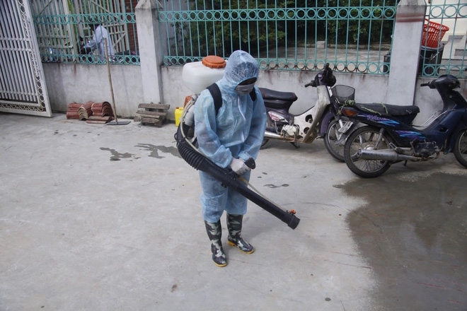 Hà Nội: 10 ngày sau lũ, người dân Tân Tiến rắc vôi bột trắng đường phòng bệnh dịch - Ảnh 16.