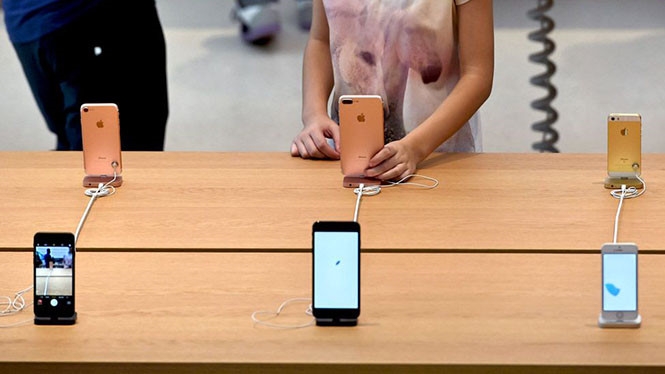 Một lượng lớn khách hàng đang “ngó lơ” iPhone 8 vì iPhone X /// Ảnh: AFP