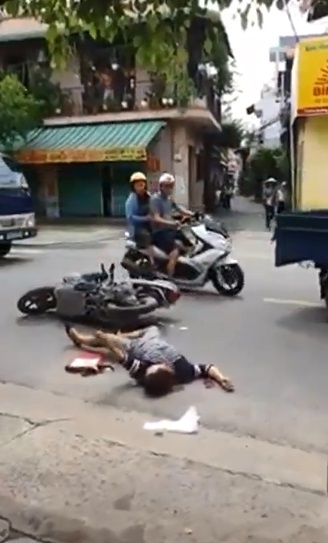 Người phụ nữ co giật vì tai nạn giao thông và cái nhìn lạnh lùng của người đi đường - Ảnh 1.