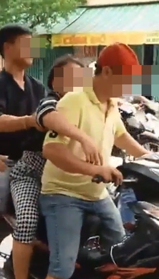 Người phụ nữ co giật vì tai nạn giao thông và cái nhìn lạnh lùng của người đi đường - Ảnh 2.