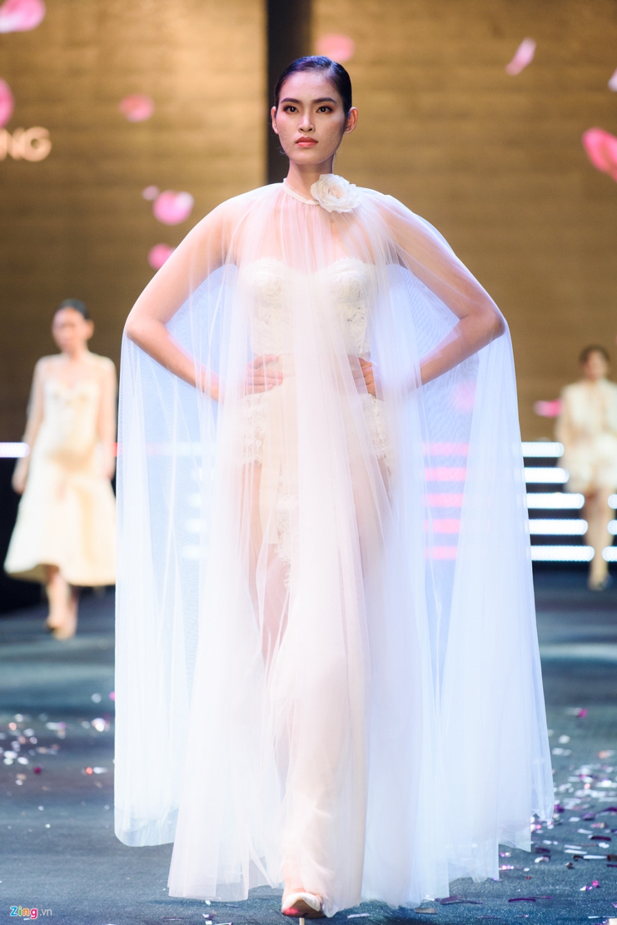 Pham Huong dien vay hoa 3D khong lo tren san dien hinh anh 2