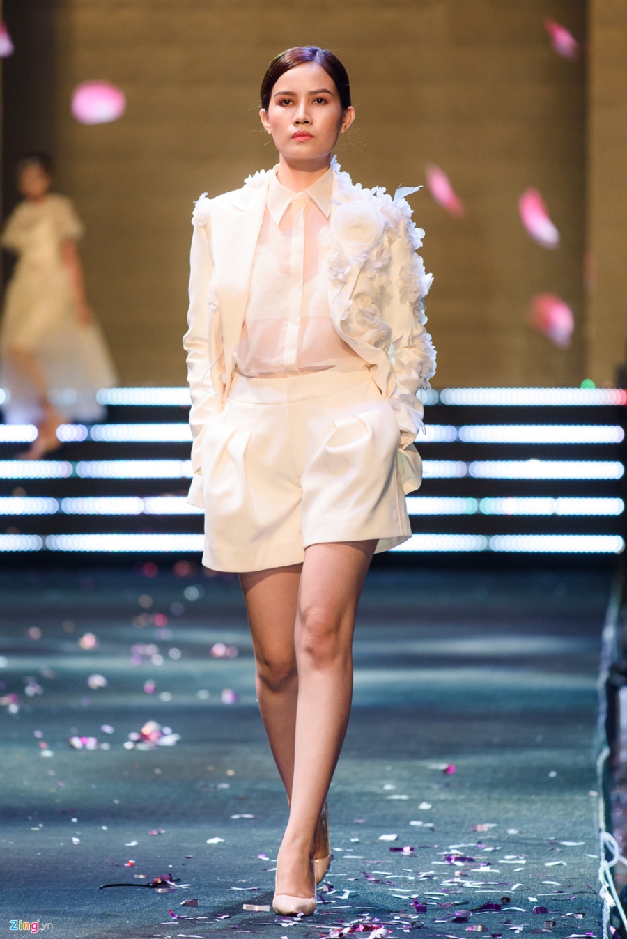 Pham Huong dien vay hoa 3D khong lo tren san dien hinh anh 3