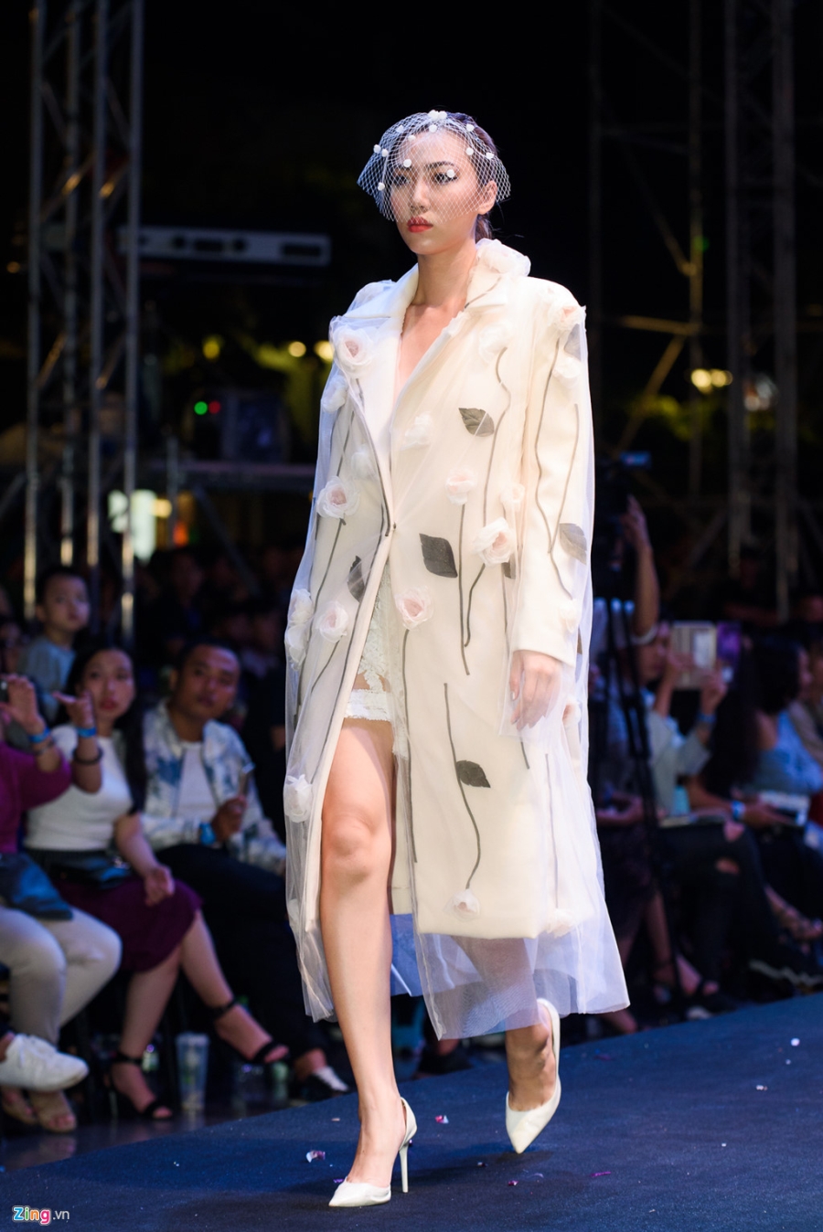 Pham Huong dien vay hoa 3D khong lo tren san dien hinh anh 5