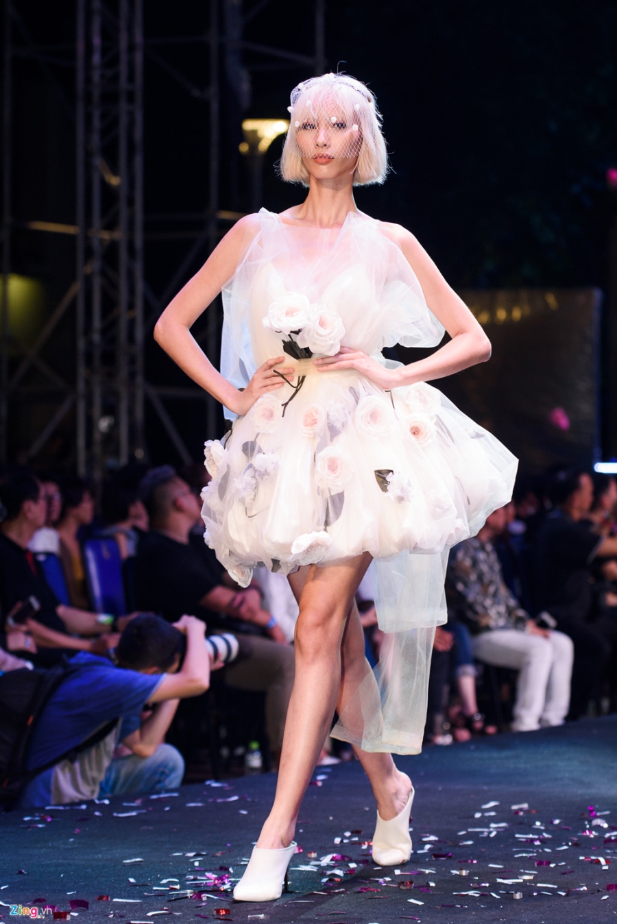 Pham Huong dien vay hoa 3D khong lo tren san dien hinh anh 6