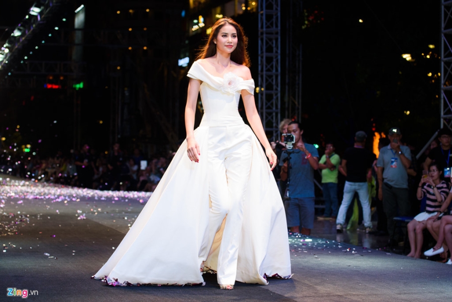 Pham Huong dien vay hoa 3D khong lo tren san dien hinh anh 8