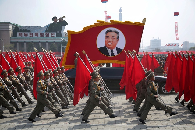 Quân đội Triều Tiên diễu binh ở thủ đô Bình Nhưỡng (Ảnh: Reuters)