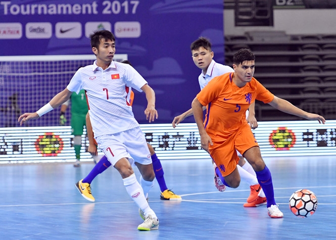 Futsal Việt Nam (áo trắng) đã có trận hòa 2-2 với Hà Lan /// Anh Tú