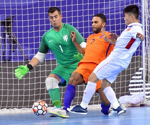 Tuyển futsal Việt Nam cầm hòa 'Cơn lốc màu da cam' - ảnh 1