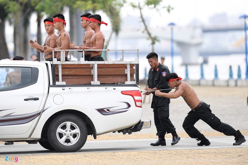Vo thuat dieu luyen cua nu canh sat co dong chuan bi bao ve APEC hinh anh 16
