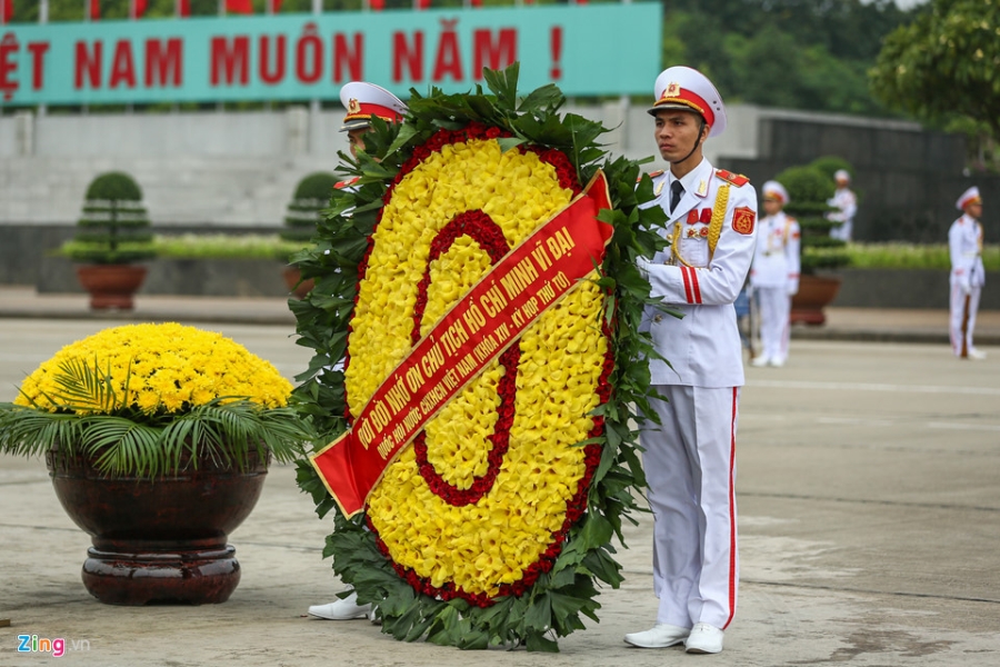 Dai bieu Quoc hoi vieng Chu tich Ho Chi Minh hinh anh 2
