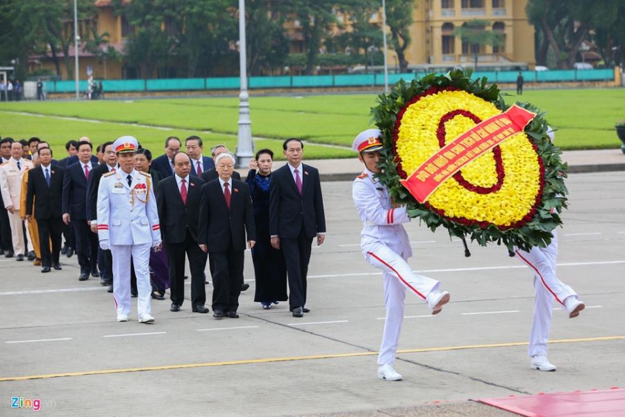 Dai bieu Quoc hoi vieng Chu tich Ho Chi Minh hinh anh 4