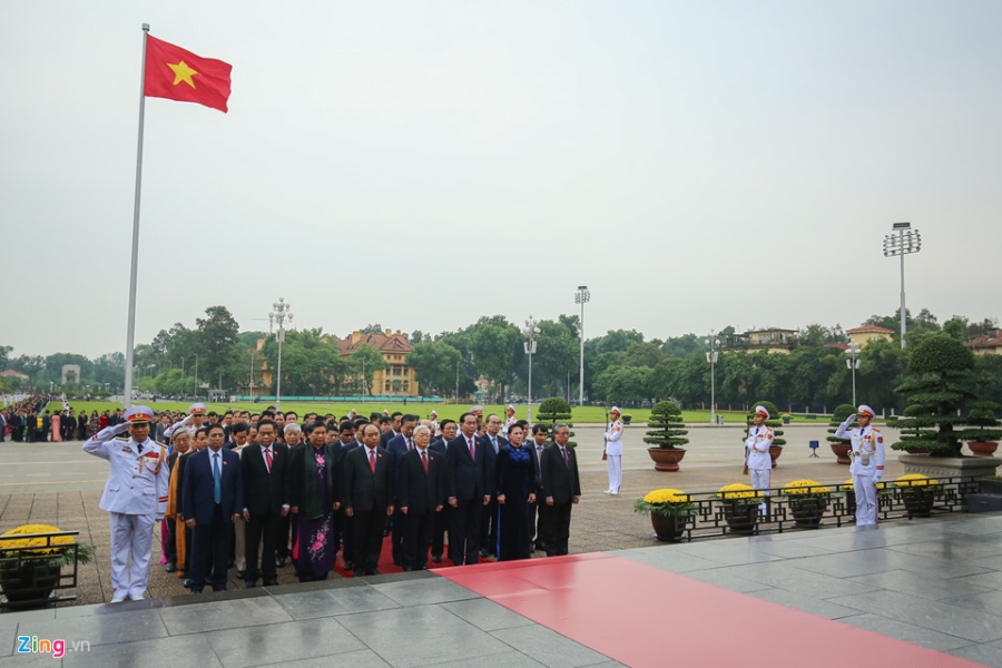 Dai bieu Quoc hoi vieng Chu tich Ho Chi Minh hinh anh 5