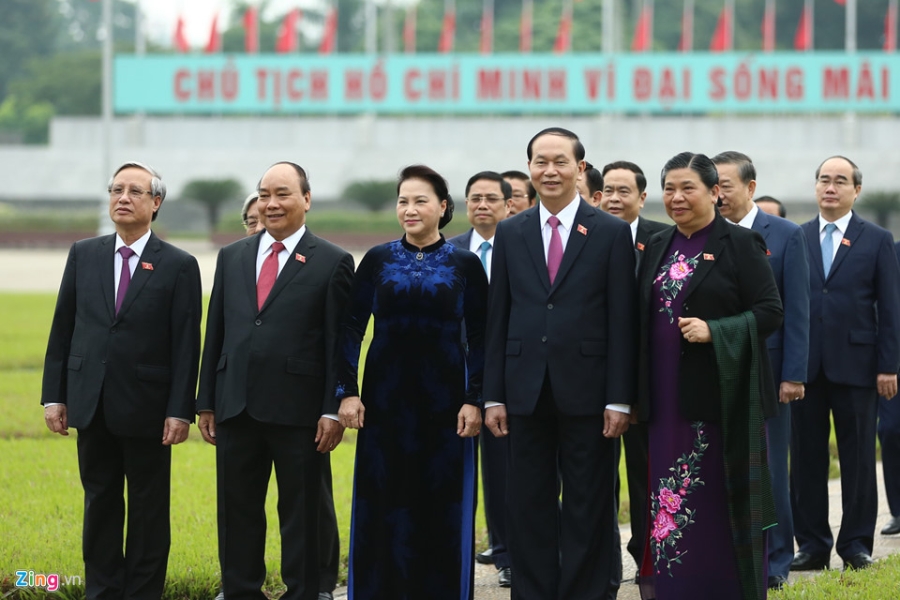 Dai bieu Quoc hoi vieng Chu tich Ho Chi Minh hinh anh 7
