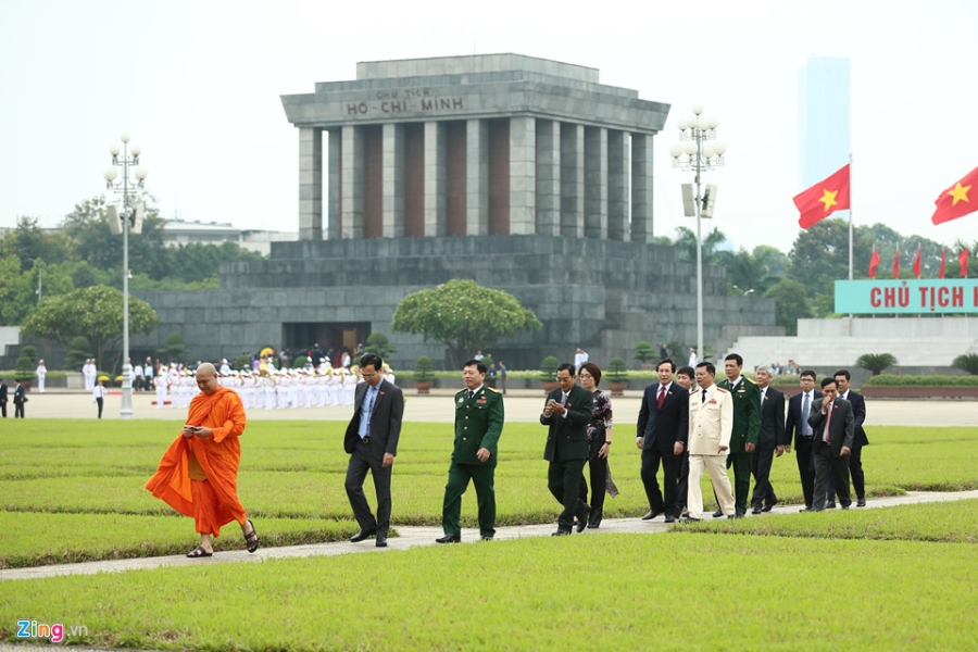Dai bieu Quoc hoi vieng Chu tich Ho Chi Minh hinh anh 8