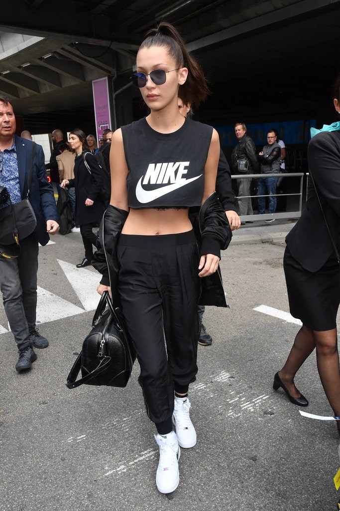Muon kieu mix giay the thao trang xuong pho cua Bella Hadid hinh anh 1