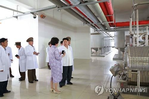 This photo shows Kim Jong-un looking around the Pyongyang Bio-Technical Institute in 2015. (Yonhap)