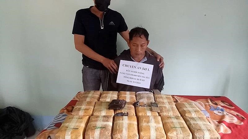 Thạo Phết cùng tang vật vụ án.