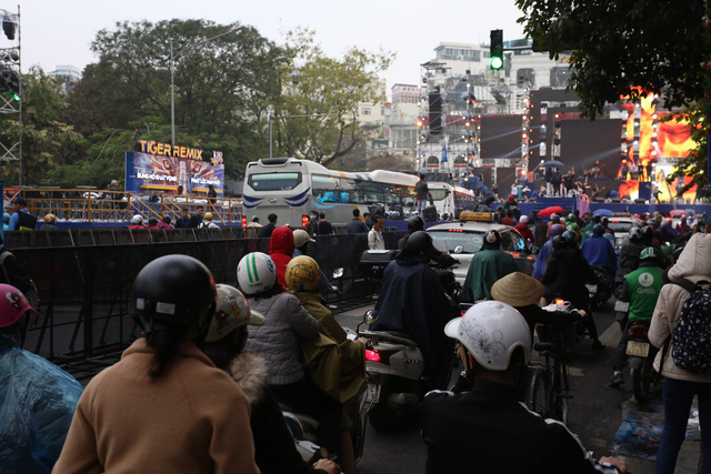 Vạn người đang đổ về trung tâm Thủ đô đón chào lễ hội đếm ngược chào năm mới 2020 - 3 Vạn người đang đổ về trung tâm Thủ đô đón chào lễ hội đếm ngược chào năm mới 2020 - 3