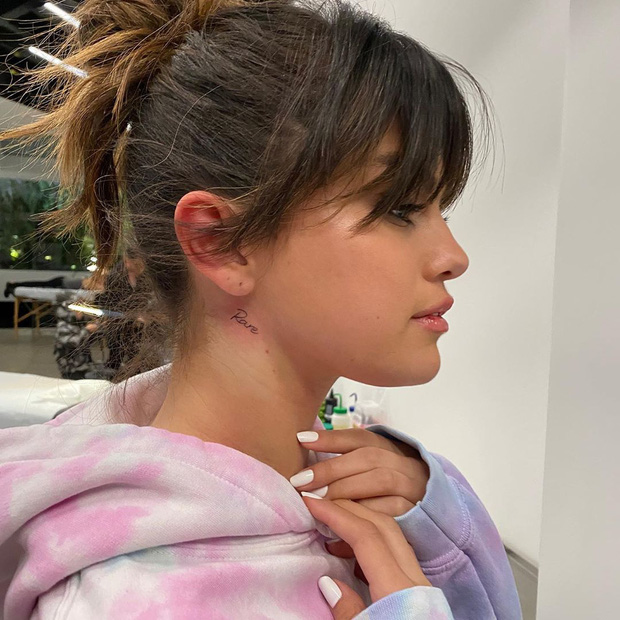 Sở hữu loạt hình xăm mini size dễ cưng, nhưng Selena Gomez chưa có ý định bảo toàn số lượng tattoo trên người, Bằng chứng là mới đây thôi, mỹ nhân độc thân đắt giá đã tậu thêm chiếc hình xăm nhỏ xinh