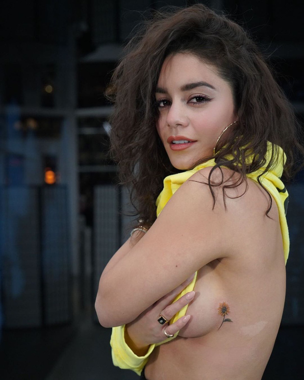 Khoảng một tuần trước, Vanessa Hudgens tậu hình xăm mới khiến fan trầm trồ. Nhưng bạn không nhất thiết phải xăm trổ ở vị trí nhạy cảm như mỹ nhân 8X đâu mà thay vào đó có thể học hỏi cô nàng xăm hình hoa hướng dương màu sắc sống động trông cũng ra gì và này nọ phết đấy chứ!