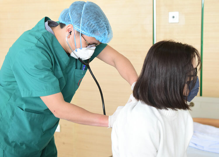 Bệnh nhân đến khám tại Bệnh viện Nhiệt đới Trung ương ngày 10/2. Ảnh: Giang Huy.