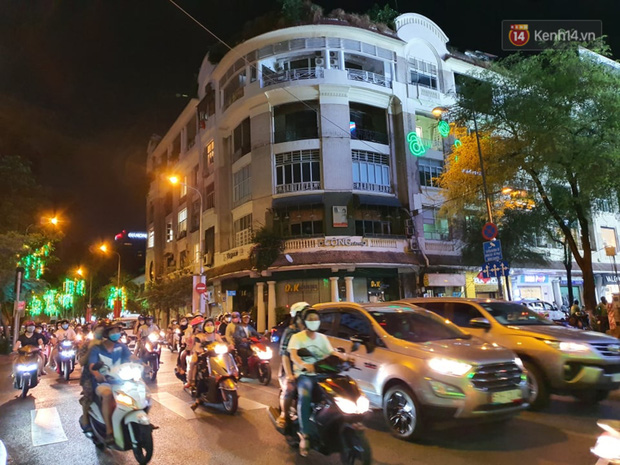 Ảnh: Đường phố Hà Nội và Sài Gòn đông đúc, quán xá Đà Lạt chật kín người tối 30/4