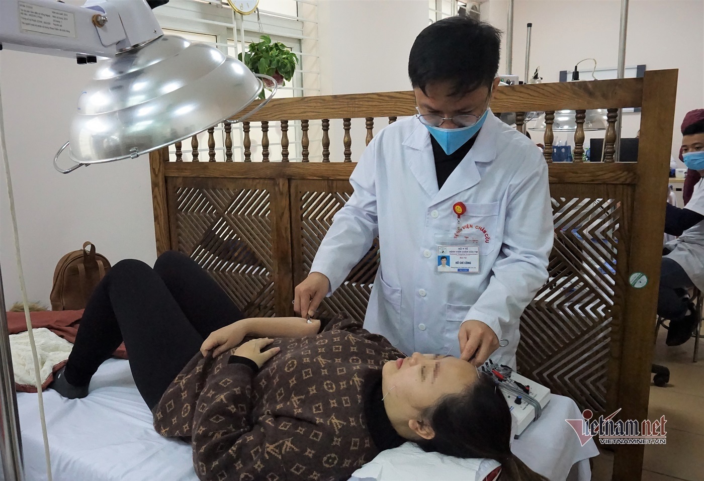 Thói quen xấu khiến nhiều người trẻ liệt mặt, méo miệng khi trời lạnh