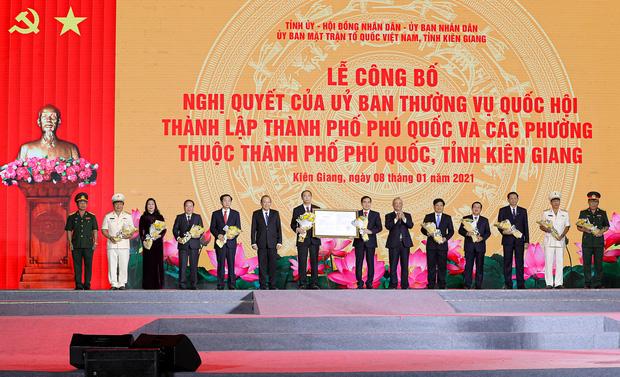 Phó Thủ tướng Thường trực Chính phủ Trương Hòa Bình trao Nghị quyết thành lập thành phố Phú Quốc cho Lãnh đạo địa phương