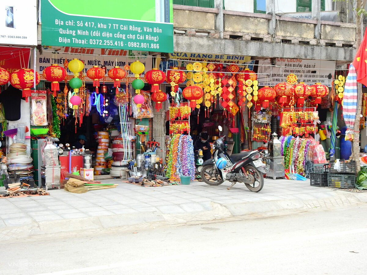 Một cửa hàng bày bán đèn lồng phục vụ Tết Nguyên đán vắng khách.  Do bị phong tỏa, khoảng 10.000 dân thị trấn không thể ra khỏi địa phương. Tuy nhiên, mọi hoạt động kinh doanh, dịch vụ vẫn diễn ra bình thường.