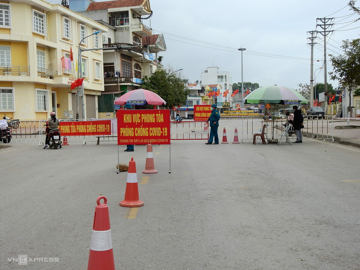 Từ ngày 28/1, Quảng Ninh đã phong tỏa hai xã An Sinh, Bình Dương ở thị xã Đông Triều và thị trấn Cái Rồng ở huyện Vân Đồn. Hai đơn vị cấp huyện thực hiện giãn cách xã hội theo Chỉ thị 16 của Thủ tướng là huyện Vân Đồn và thị xã Đông Triều.  Huyện đảo Vân Đồn tồn tại ổ dịch ở sân bay Vân Đồn; thị xã Đông Triều có ổ dịch ở xã Bình Dương, giáp với ổ dịch lớn ở TP Chí Linh, tỉnh Hải Dương.