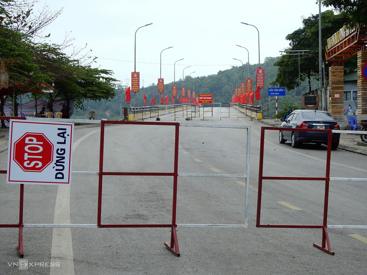 Một điểm chốt với hàng rào hai lớp được dựng ở cửa ngõ ra vào thị trấn Cái Rồng, huyện Vân Đồn, đoạn giáp ranh TP Cẩm Phả. Nhà chức trách kiểm soát 24/24h, không cho người ra vào, trừ những trường hợp được phép theo quy định phòng chống dịch.  UBND tỉnh Quảng Ninh quyết định thực hiện giãn cách xã hội toàn bộ huyện Vân Đồn và phong tỏa thị trấn Cái Rồng từ 12h ngày 30/1 đến hết 21/2, do có thêm ca Covid-19 ở thị trấn Cái Rồng là “bệnh nhân 1659”, 32 tuổi bà chủ nhà hàng Trung Sún.