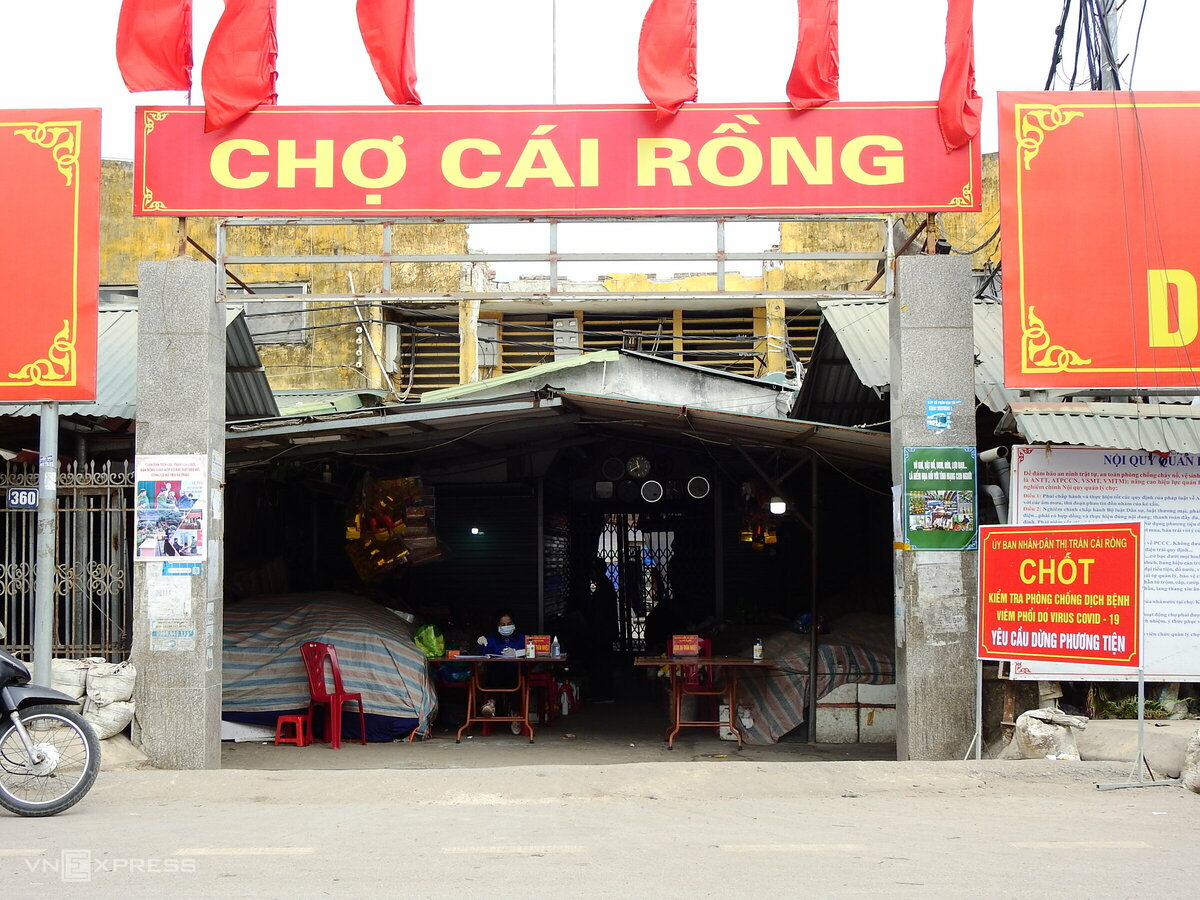 Chợ Cái Rồng, nơi “bệnh nhân 1659” thường xuyên đến để mua thực phẩm, vẫn hoạt động bình thường sau khi nhà chức trách phun tiêu độc khử khuẩn và truy vết những người liên quan ca Covid-19.  Tại đây được lập chốt kiểm soát, người dân ra vào phải khai báo y tế và đo thân nhiệt.