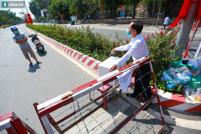 [Ảnh] Sinh viên đội nắng gắt chờ tiếp tế từ bên ngoài khu phong toả 3.000 dân ở Đại học Thủ Dầu Một - 9