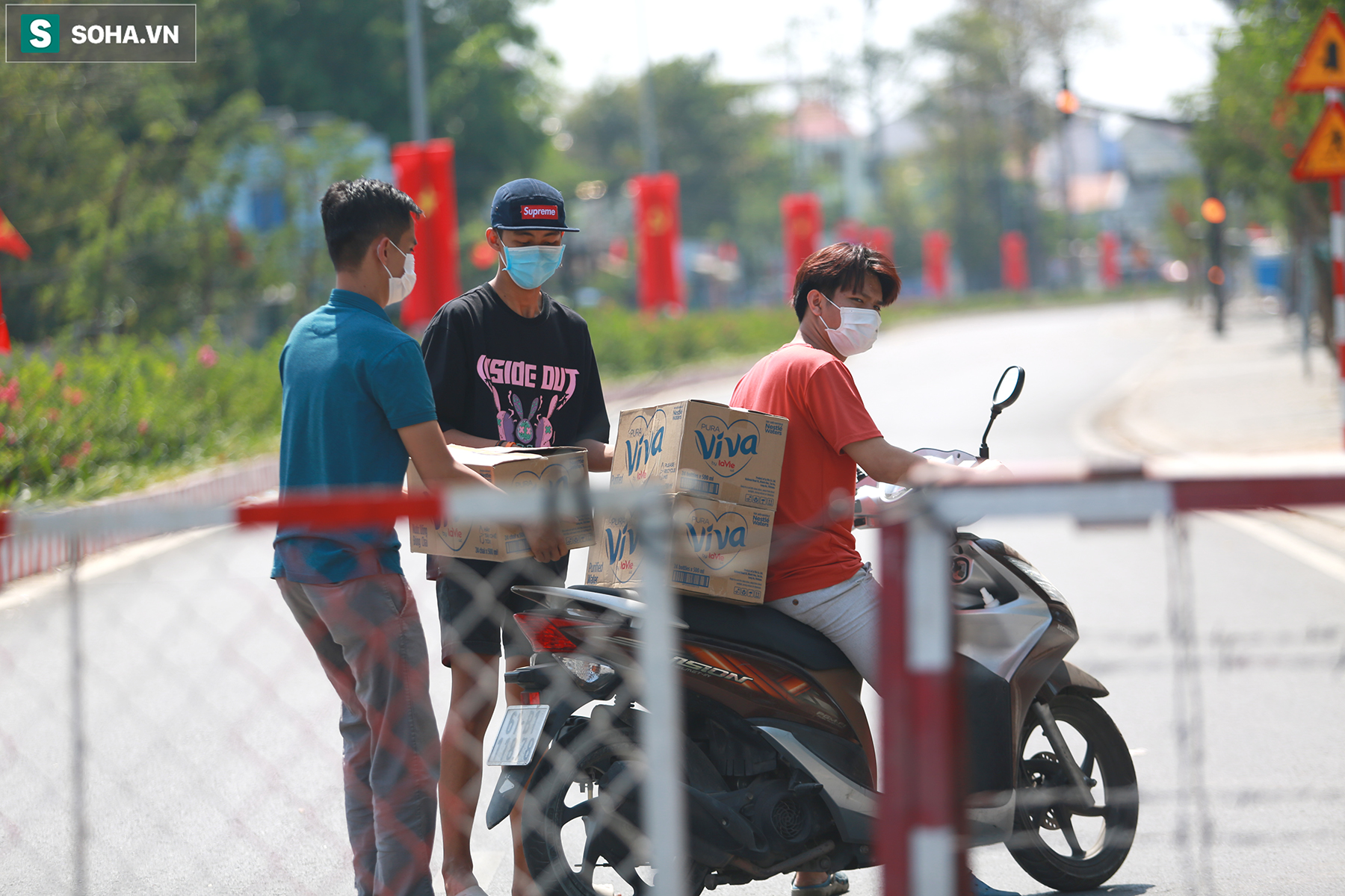 [Ảnh] Sinh viên đội nắng gắt chờ tiếp tế từ bên ngoài khu phong toả 3.000 dân ở Đại học Thủ Dầu Một - 12