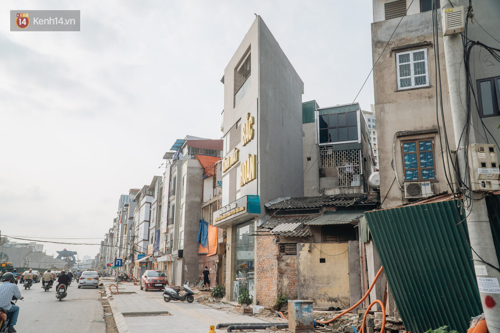 Một căn nhà hình tam giác sau khi được giải tỏa từ ngõ ra phố. Người dân đã phải tu sửa lại để phù hợp với diện tích sau khi cắt xén và có thể tiếp tục kinh doanh